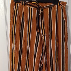Like new striped Evolve Designs capri pants